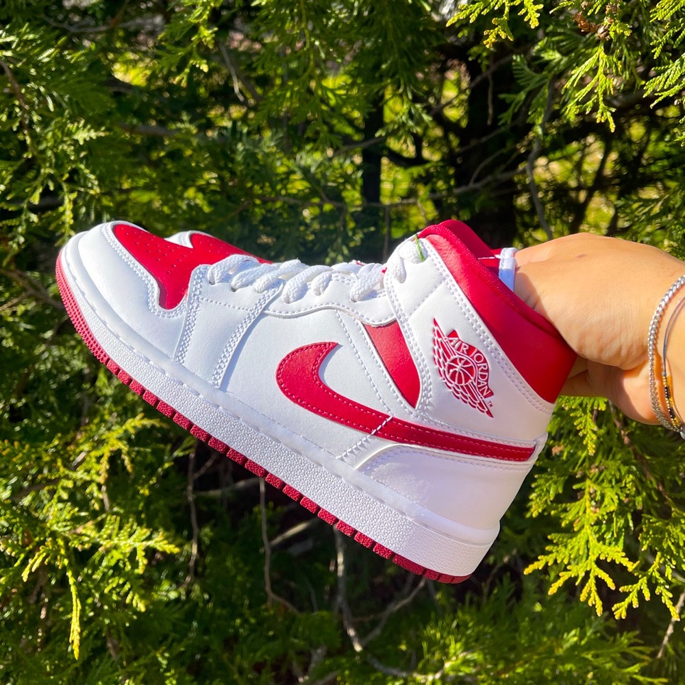 AIR JORDAN 1 MID ‘REVERSE CHICAGO’. BRAND NEW, UNWORN. SZ 6 W. SAME SAY …